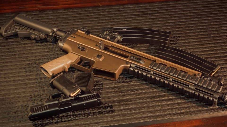 Armada o no con una pistola sobre una mesa con la revista sacada.